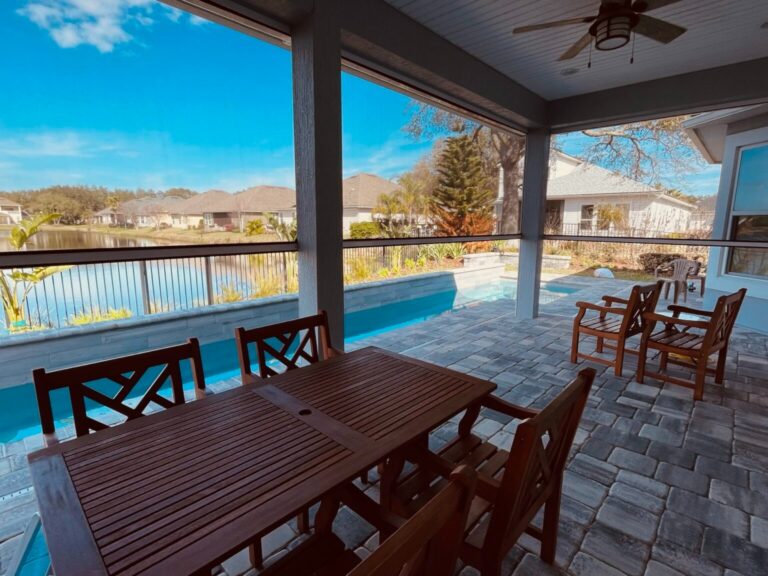 How-Do-Garage-Door-Screens-Work-garage-doors-in-new-orleans
